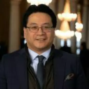 Dr. Glenn Agung Hole