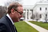 Kevin Hassett går på plenen foran Det hvite hus etter et TV-intervju.