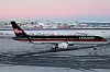 Trump-merket passasjerfly på snødekt flyplass i Nuuk, Grønland