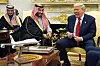 Trump og Mohammed bin Salman sitter leende i Det ovale kontor under et møte.