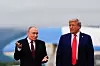 Trump og Putin går og snakker foran et fly på en militærbase i Alaska.