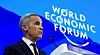Mark Carney taler ved et podium foran en stor World Economic Forum-logo i Davos.