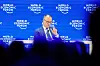 Friedrich Merz taler på podiet foran blå World Economic Forum-bakvegg i Davos.