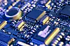 Nærbilde av elektronisk kretskort med flere mikrobrikker og loddepunkter