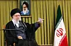 Ayatollah Ali Khamenei taler ved en pult med iransk flagg og portrett i bakgrunnen