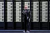Jensen Huang står på scenen foran høye Nvidia Rubin AI-serverrack under en pressekonferanse.