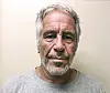 Portrett av Jeffrey Epstein mot en lys, ensfarget bakgrunn