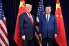 Donald Trump og Xi Jinping står foran amerikanske og kinesiske flagg