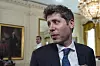 Sam Altman i dress står i East Room i Det hvite hus under møte om KI-utdanning.