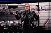 Jensen Huang fra Nvidia taler på scenen foran en stor skjerm under en pressekonferanse.