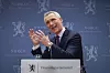 Jens Stoltenberg taler ved podiet under pressekonferanse i Finansdepartementet.