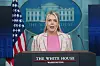 Karoline Leavitt taler fra podiet i James Brady-pressesalen i Det hvite hus