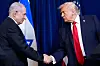 Donald Trump og Benjamin Netanyahu håndhilser foran amerikansk og israelsk flagg
