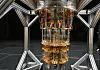 Nærbilde av IBM Quantum System One med eksponert gullfarget kvanteprosessorstruktur.