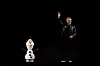 Jensen Huang fra Nvidia vinkende på mørk scene ved siden av figur av Olaf.