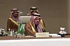 Prince Faisal bin Farhan Al-Saud leder møte ved konferansebord i Riyadh
