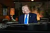 Donald Trump sitter ved et sort piano i Jungle Room på Graceland.