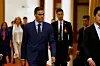 Pedro Sánchez går gjennom korridor i Folkets store hall i Beijing omgitt av delegasjon og sikkerhetsvakter