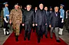 Iranske og pakistanske toppledere går på rød løper omgitt av militær æresgarde på Nur Khan-flybasen.