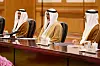 Sheikh Khaled bin Mohamed bin Zayed Al Nahyan sitter ved møtebord i Folkets store hall i Beijing.