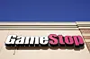 Gamestop-skilt på butikkfasade under klar blå himmel