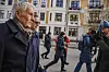 Thorbjørn Jagland og advokat Anders Brosveet går ut fra en bolig på Frogner mens en fotograf tar bilder.
