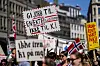 Demonstrasjonstog med plakater og norske flagg i Oslo sentrum på 1. mai.
