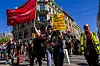 Demonstrasjonstog med røde flagg og plakater går gjennom Oslo sentrum 1. mai.