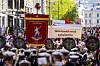 Folkemengde i 1. mai-tog med røde faner og et skilt med teksten «Ikke kodd med sykkelanna» i Oslo.