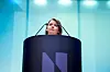 Ida Wolden Bache bak talerstol med N-logo under presentasjon i Oslo.