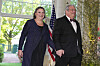 Victoria Nuland og Robert Kagan går inn ved Det hvite hus før en statsmiddag.