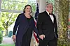 Victoria Nuland og Robert Kagan går inn ved Det hvite hus før en statsmiddag.