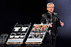 Jensen Huang står ved siden av to store Nvidia-hardwaremoduler under en pressekonferanse før CES i Las Vegas.