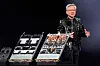 Jensen Huang står ved siden av to store Nvidia-hardwaremoduler under en pressekonferanse før CES i Las Vegas.