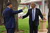 Donald Trump og Xi Jinping samtaler og gestikulerer i en hage ved Zhongnanhai i Beijing.