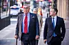 Stein Erik Hagen og Christer Kjos går mot inngangen til Norges Bank i Oslo.