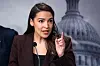 Alexandria Ocasio-Cortez taler ved en pressekonferanse foran en Capitol-bakgrunn og holder en finger i været.