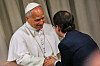 Pope Leo XIV hilser på en mann under en presentasjon i Vatikanet.