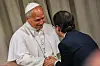 Pope Leo XIV hilser på en mann under en presentasjon i Vatikanet.