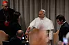 Pave Leo XIV hilser på tre personer etter en presentasjon i Vatikanet.
