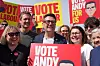 Andy Burnham står foran støttespillere med røde «Vote Andy»-plakater under valgkampstarten i Makerfield.