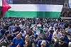 Stor folkemengde på Youngstorget med et stort palestinsk flagg under fredagsbønn og demonstrasjon.