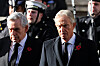Gordon Brown og Tony Blair står foran uniformerte soldater under Remembrance Sunday-seremonien i London.