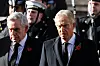 Gordon Brown og Tony Blair står foran uniformerte soldater under Remembrance Sunday-seremonien i London.