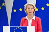 Ursula von der Leyen taler ved en talerstol med EU-flagg i bakgrunnen.