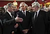 Sir Keir Starmer, Tony Blair og Gordon Brown står sammen i en sal før seremonien ved St James's Palace.