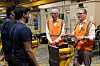 Keir Starmer og Pat McFadden snakker med lærlinger i en industrihall ved Acton Works.