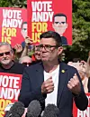 Andy Burnham taler foran Labour-plakater med teksten «Vote Andy for Us» i Makerfield.