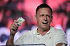 Peter Thiel holder opp to hundre-dollarsedler under en keynote på Bitcoin Conference.