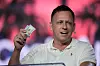 Peter Thiel holder opp to hundre-dollarsedler under en keynote på Bitcoin Conference.